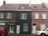 Centraal gelegen rijwoning in de onmiddellijke nabijheid van scholen en openbaar vervoer.  Op het ge